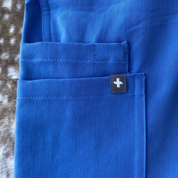 FIGS Kade Cargo scrub pants PETITE - Picture 2 of 3